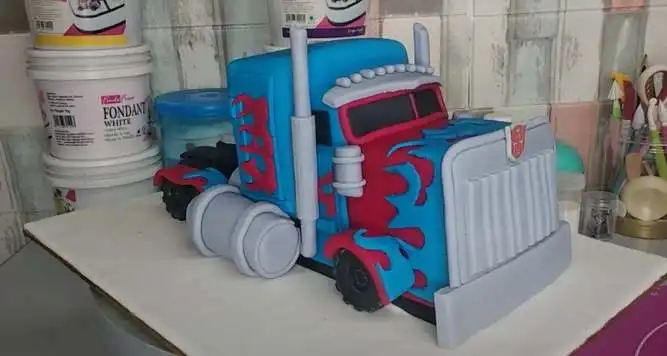 Optimus Prime Fondant Cake | Transformers cake